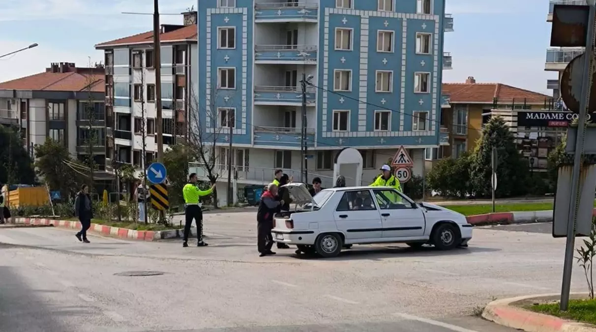 Malkara\'da Otomobil ile Kamyonet Çarpıştı: 2 Yaralı