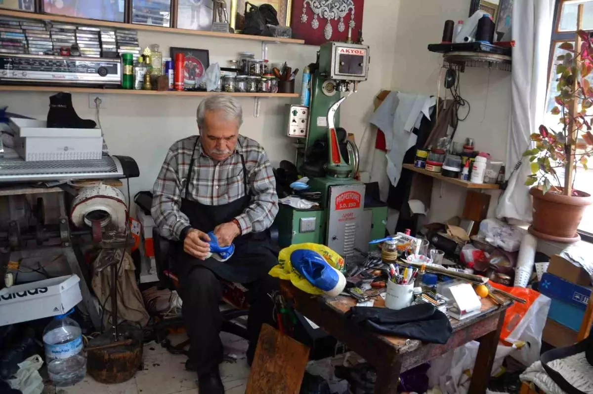 75 Yıllık Ayakkabı Tamircisi Ramazan Eroğlu\'nun Sanat Dolu Hayatı