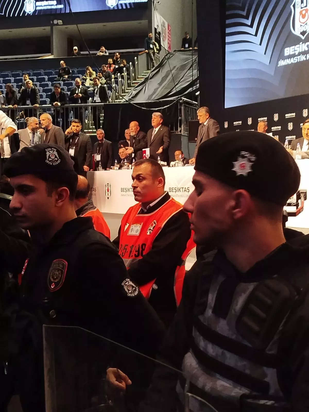 Beşiktaş\'ta Başkanlık İbrası Tartışmalı Geçti