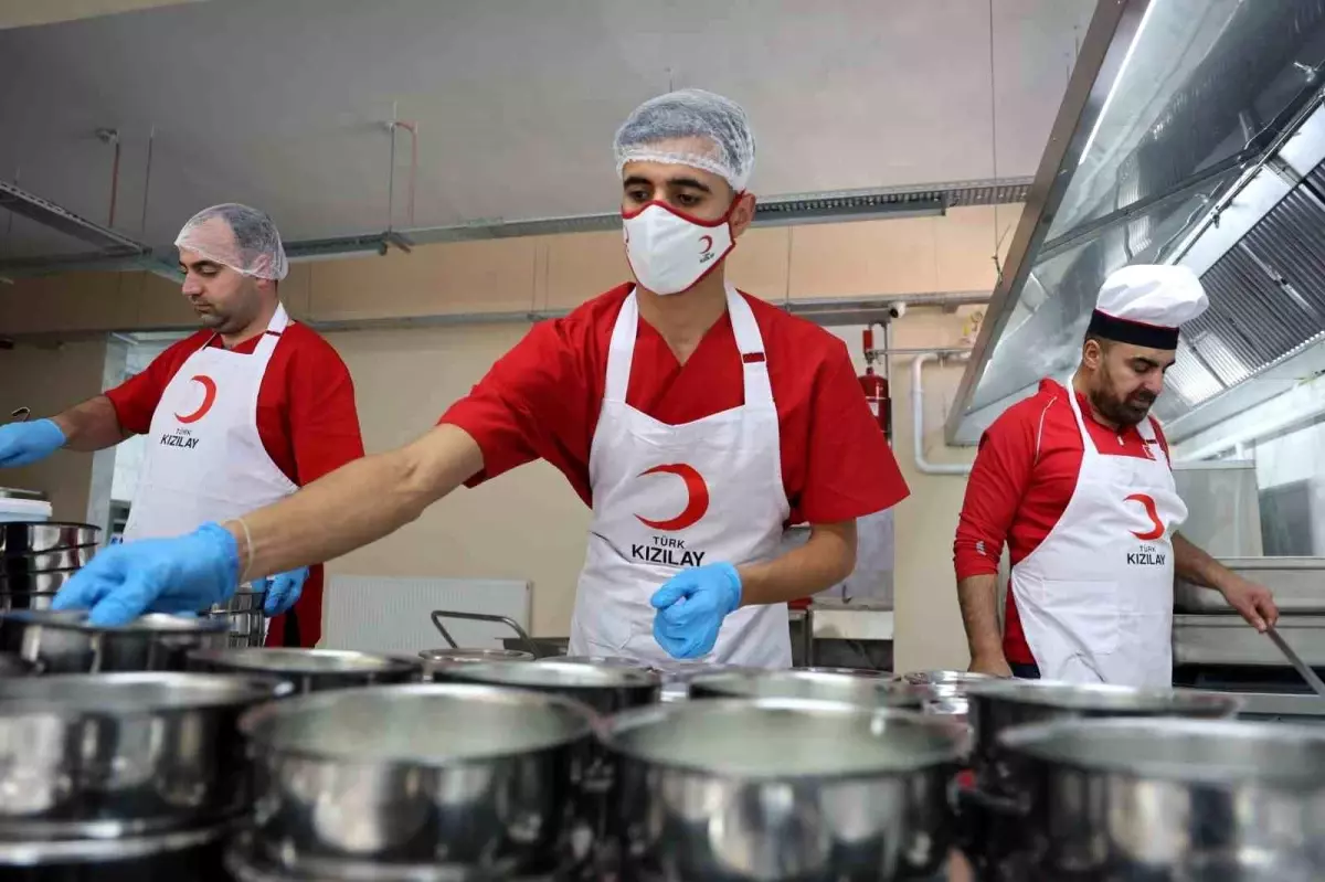 Türk Kızılay Elazığ Şubesi\'nden Dev Aşevi: 200 İhtiyaç Sahibine Sıcak Yemek