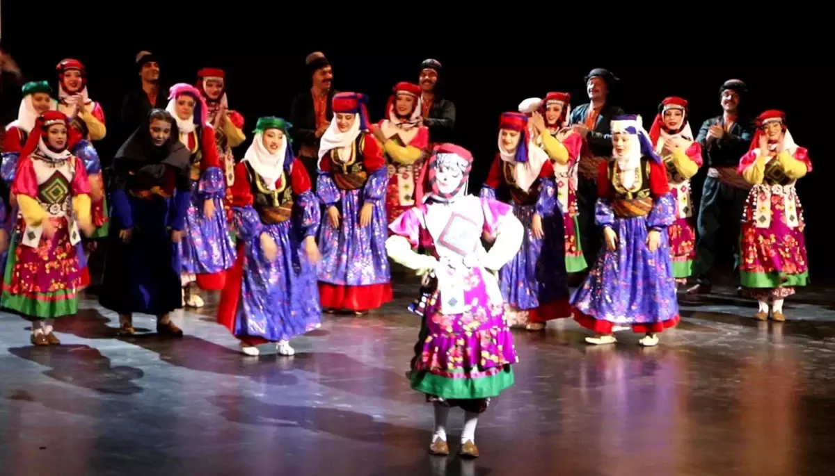 Ekin Dans Topluluğu Erzurum\'da Geleneksel Gösteri Düzenledi