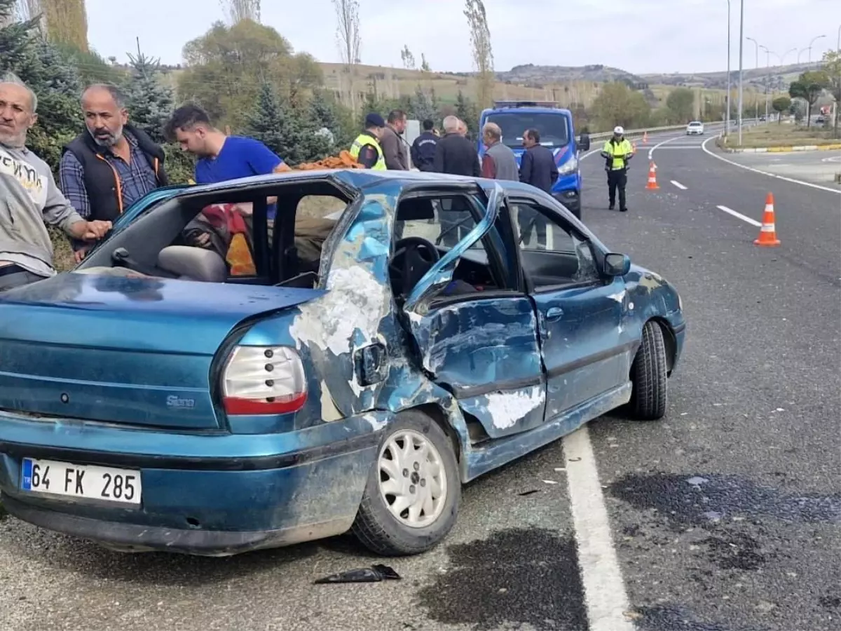 Uşak\'ta Kaza: Otomobil Sürücüsü Ağır Yaralandı