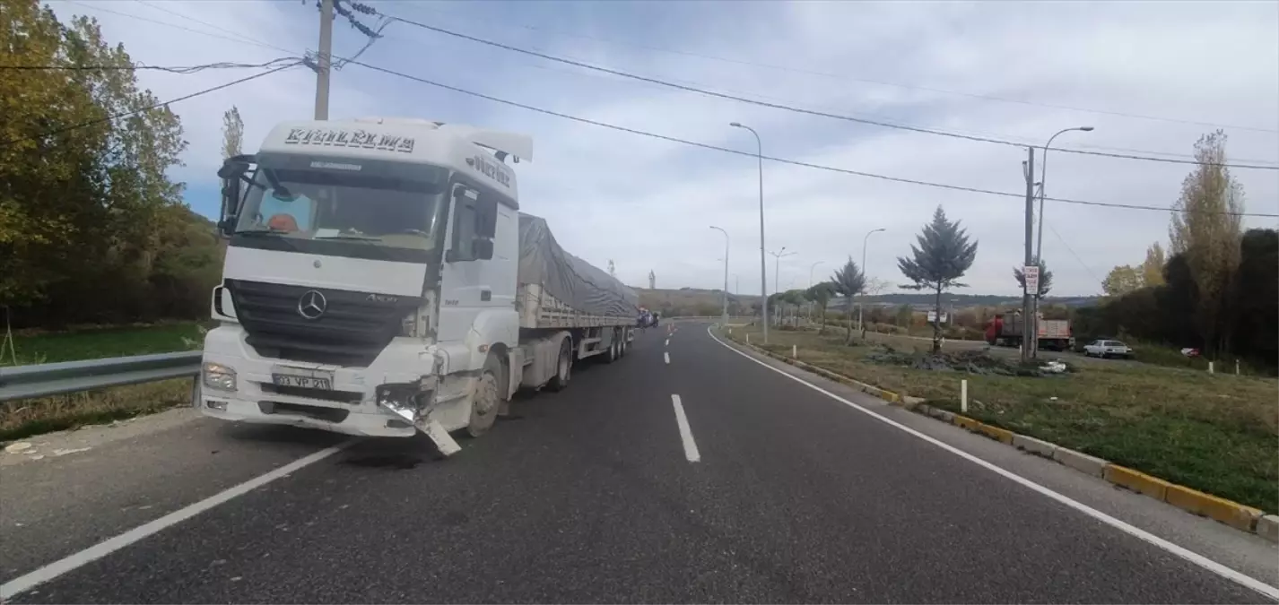 Uşak\'ta Tır-Otomobil Kazası: 1 Ağır Yaralı