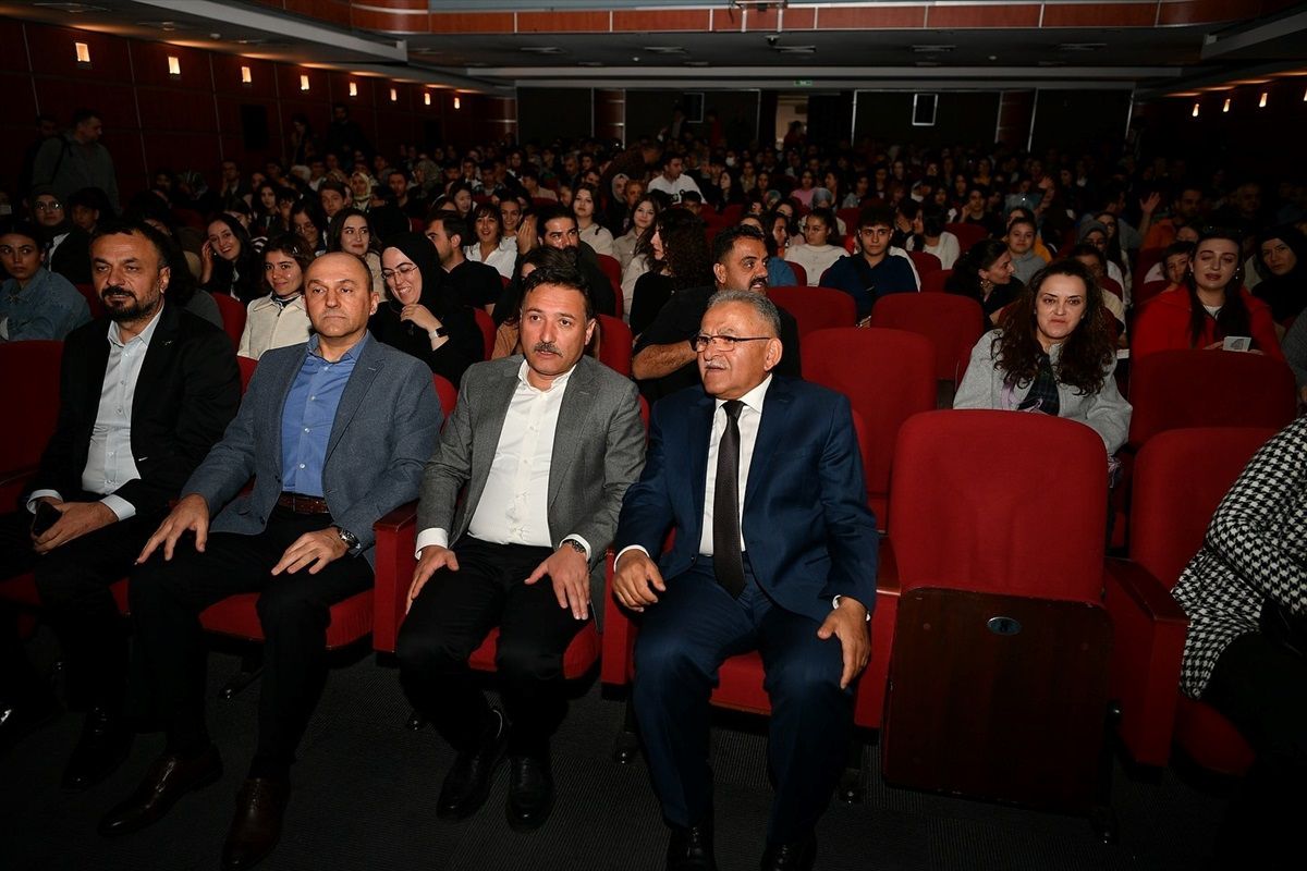 Aşık Veysel Tiyatrosu Kayseri\'de Sahnelendi