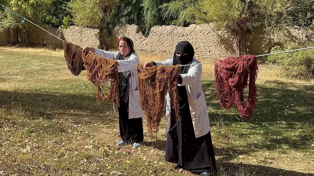 Van\'da Kök Boya İle Renklendirilen İpler