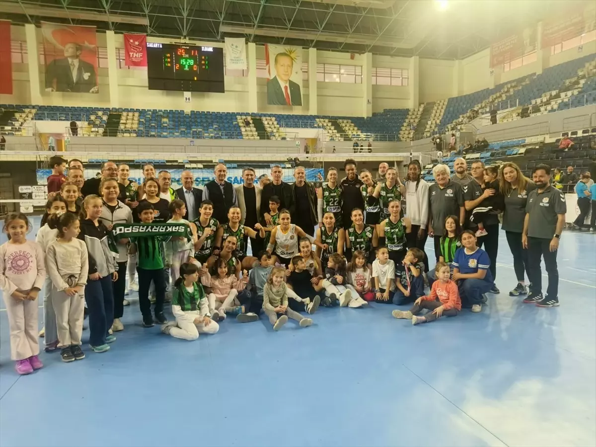 Sakarya Voleybol, İlbank\'ı Rahat Geçti