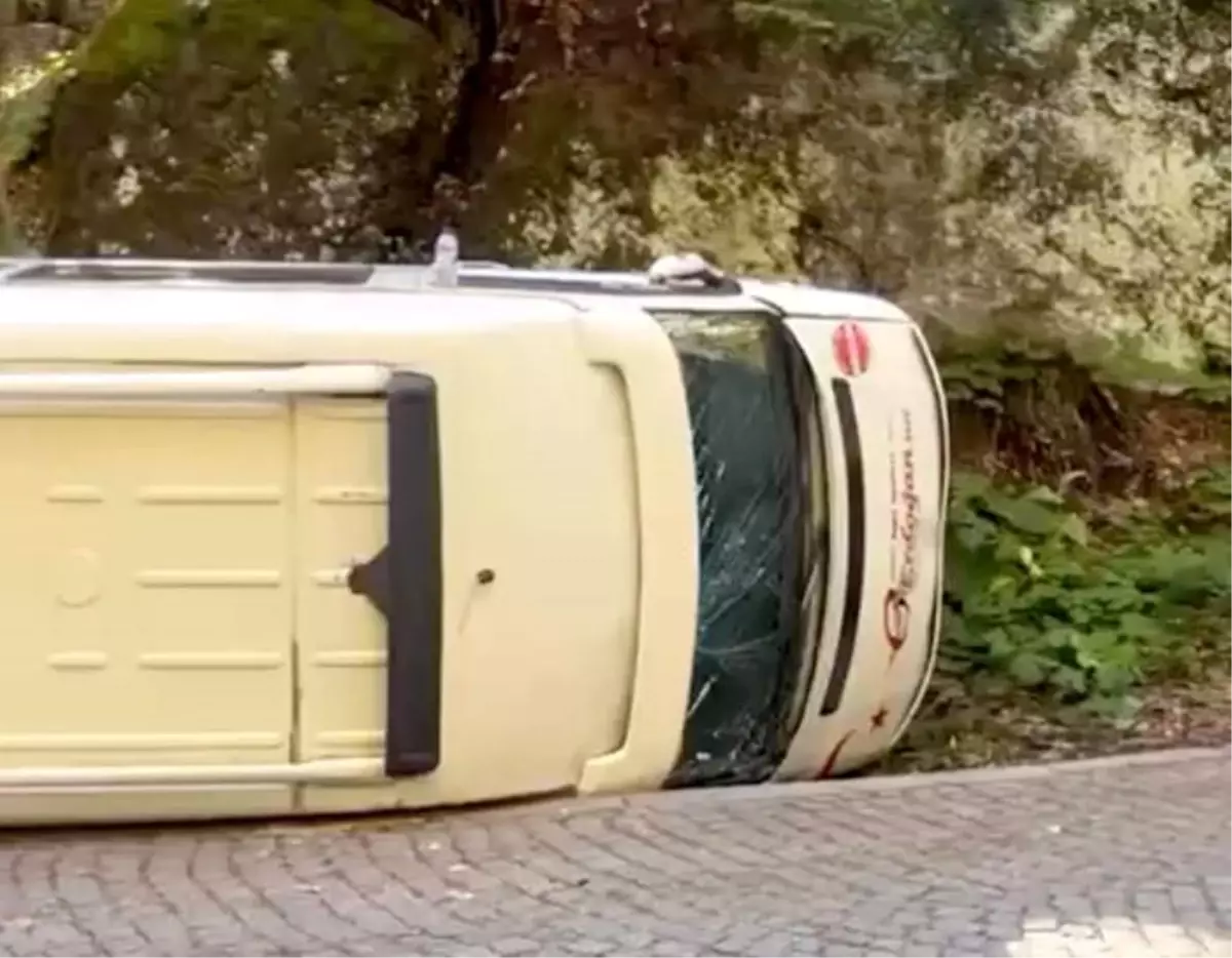 Yedigöller\'de Yolcu Olmayan Minibüs Devrildi