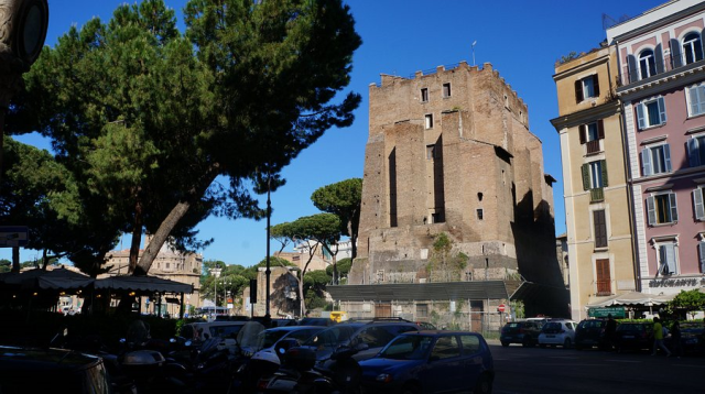 800 yıldır ayaktaydı! Restorasyonu yapılan tarihi kule çöktü 800 yıldır ayaktaydı! Restorasyonu yapılan tarihi kule çöktü