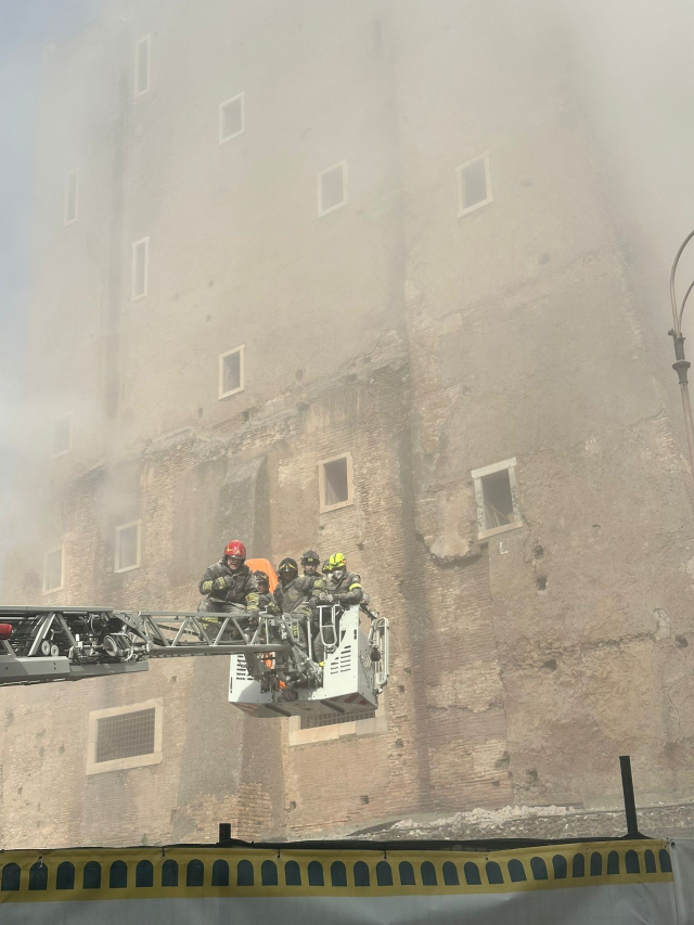 800 yıldır ayaktaydı! Restorasyonu yapılan tarihi kule çöktü 800 yıldır ayaktaydı! Restorasyonu yapılan tarihi kule çöktü