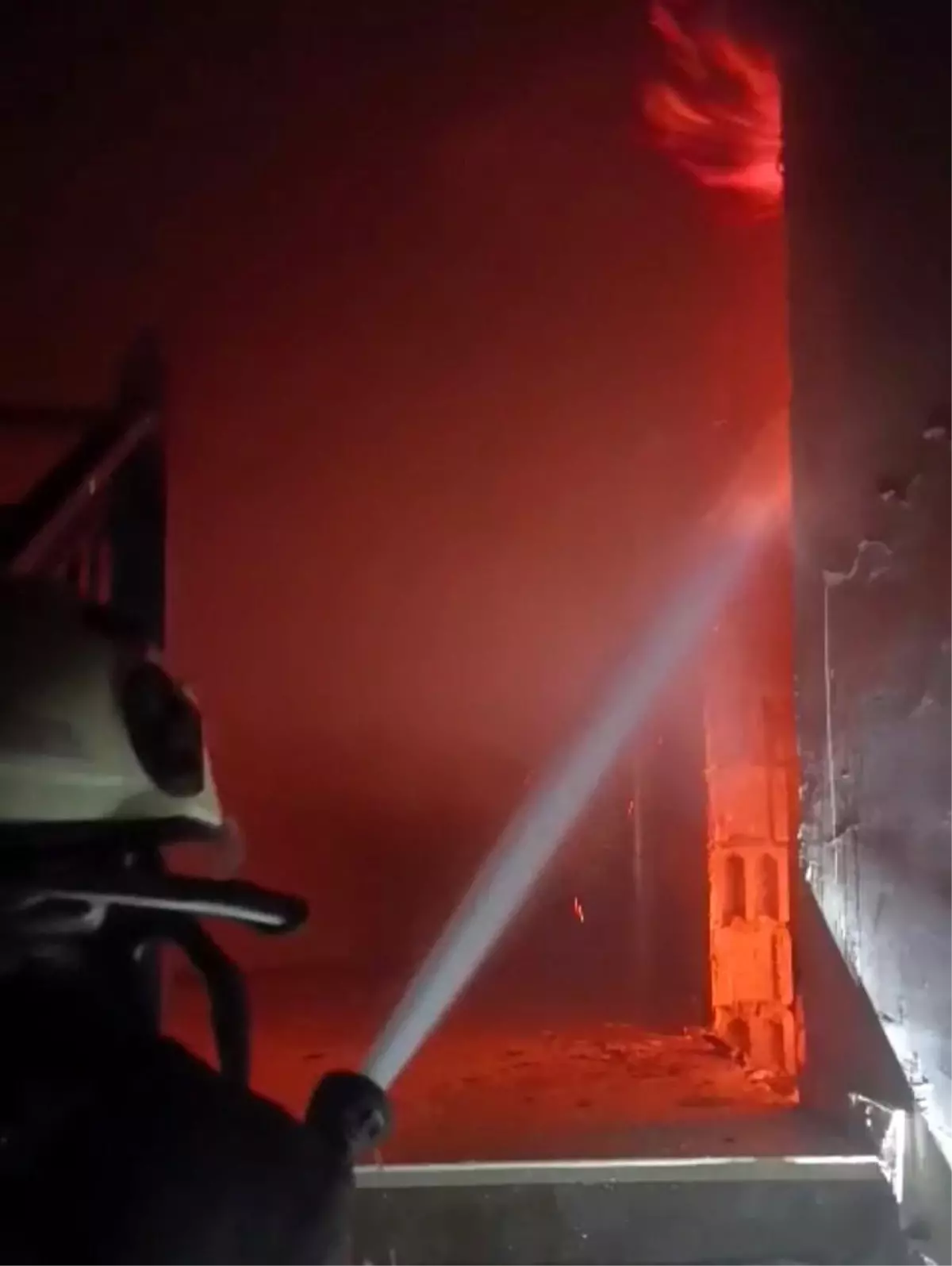 Hatay\'da Çatı Yangını Kontrol Altına Alındı