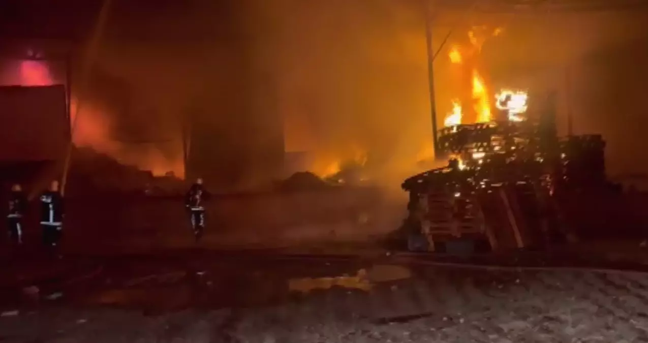 Antalya\'da Fabrika Yangını Kontrol Altında