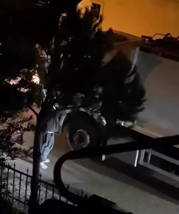 Küfürler savurdu, levyeyle saldırdı! O anlar kameralarda | Güncel Haber