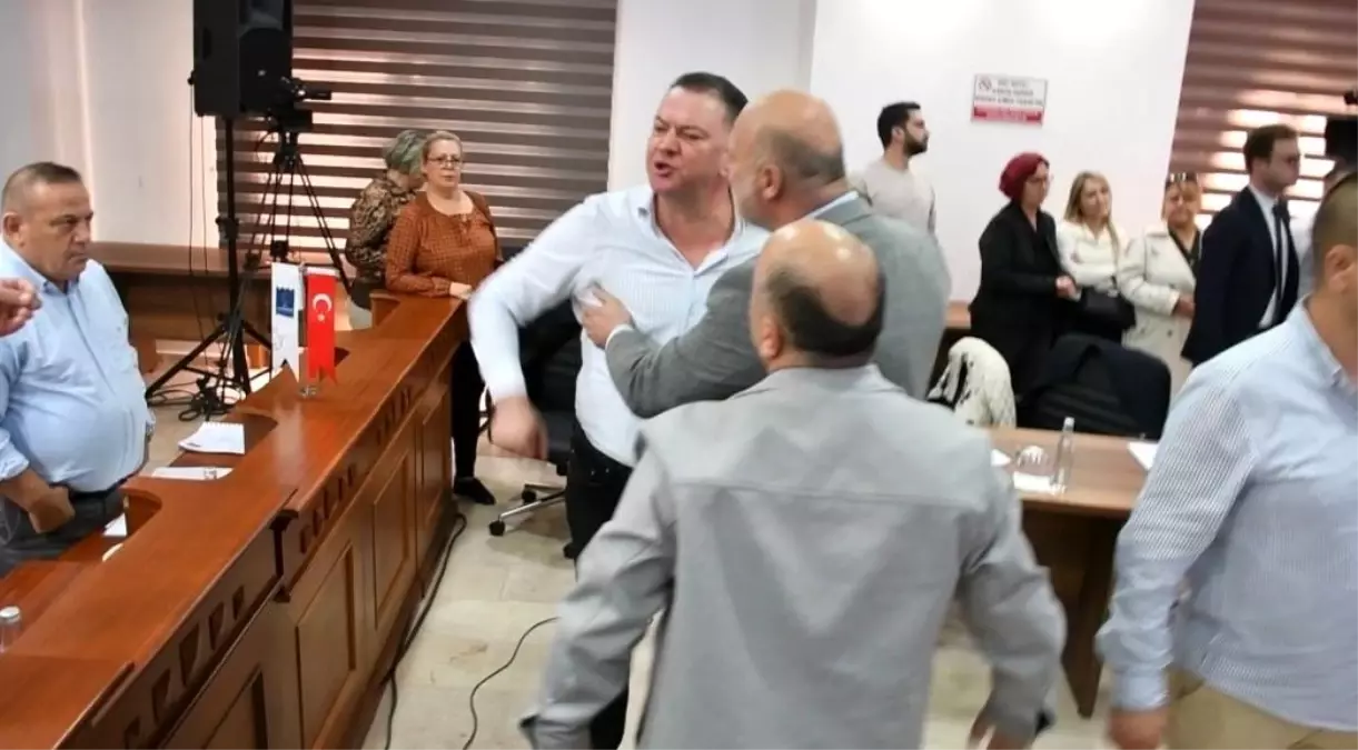 Kuşadası Meclis Toplantısında Gergin Anlar