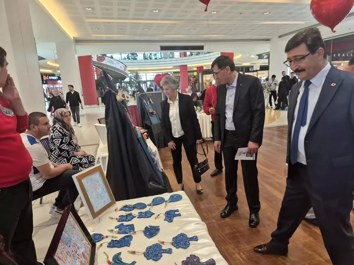Kütahya\'da \'Mutlu Özel Çocuk Aileleri Projesi\' Sergisi Açıldı