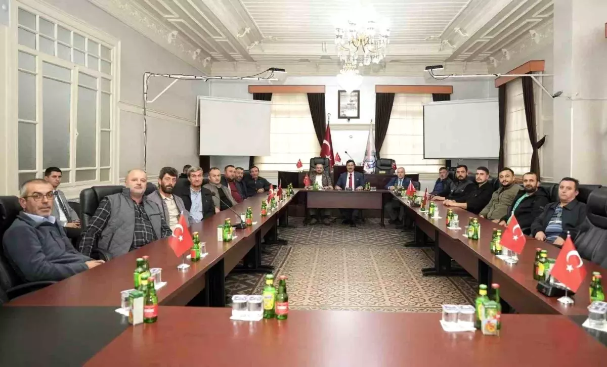 Mahmudiye Mahallesi Heyeti, Belediye Başkanı Ercan Özel\'i Ziyaret Etti