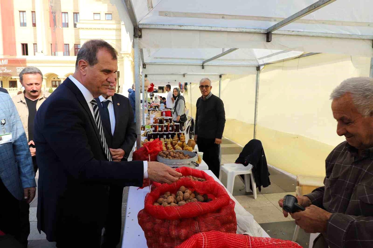 Büyükçekmece\'de \'Üreticiden Tüketiciye Kışa Merhaba Pazarı\' Açıldı