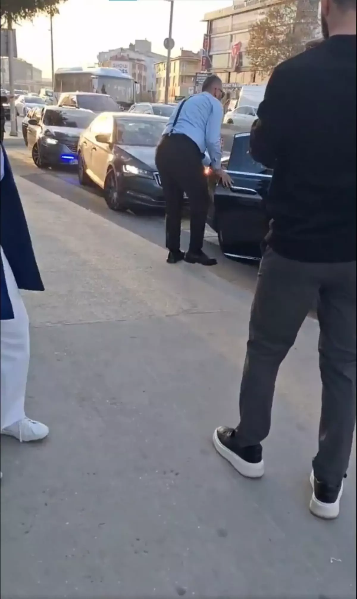 Çakarlı konvoyuyla geldi, araçtan ineni herkes merak ediyor