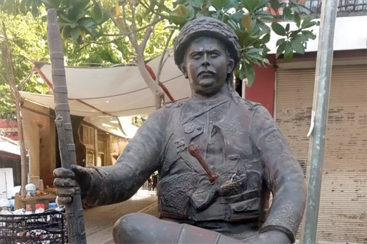 Danişmentli İsmail Efe\'nin Heykeline Yapılan Ziyan Onarıldı