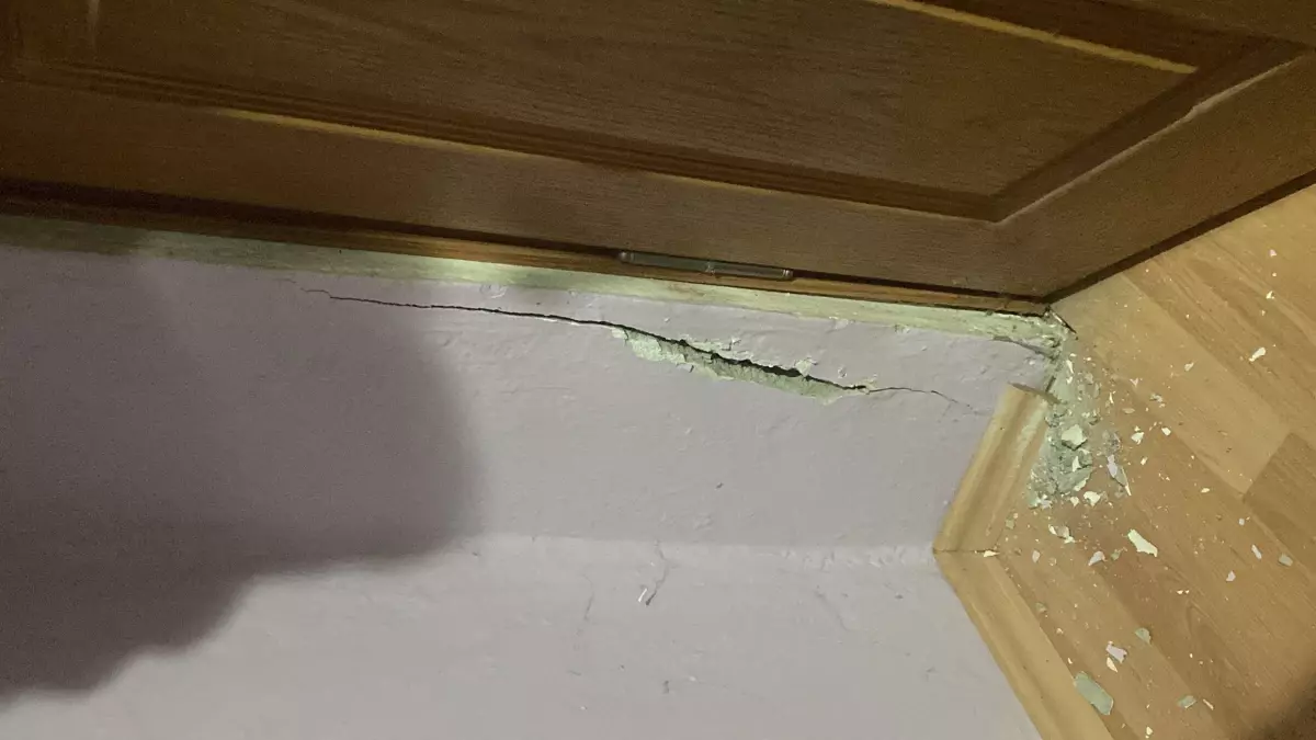 Darıca\'da Binalarda Çatlaklar, Vatandaşlar Tahliye Edildi