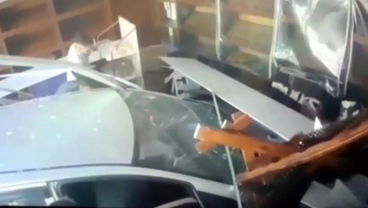 Edirne\'de Otomobil Ekmek Fırınına Daldı