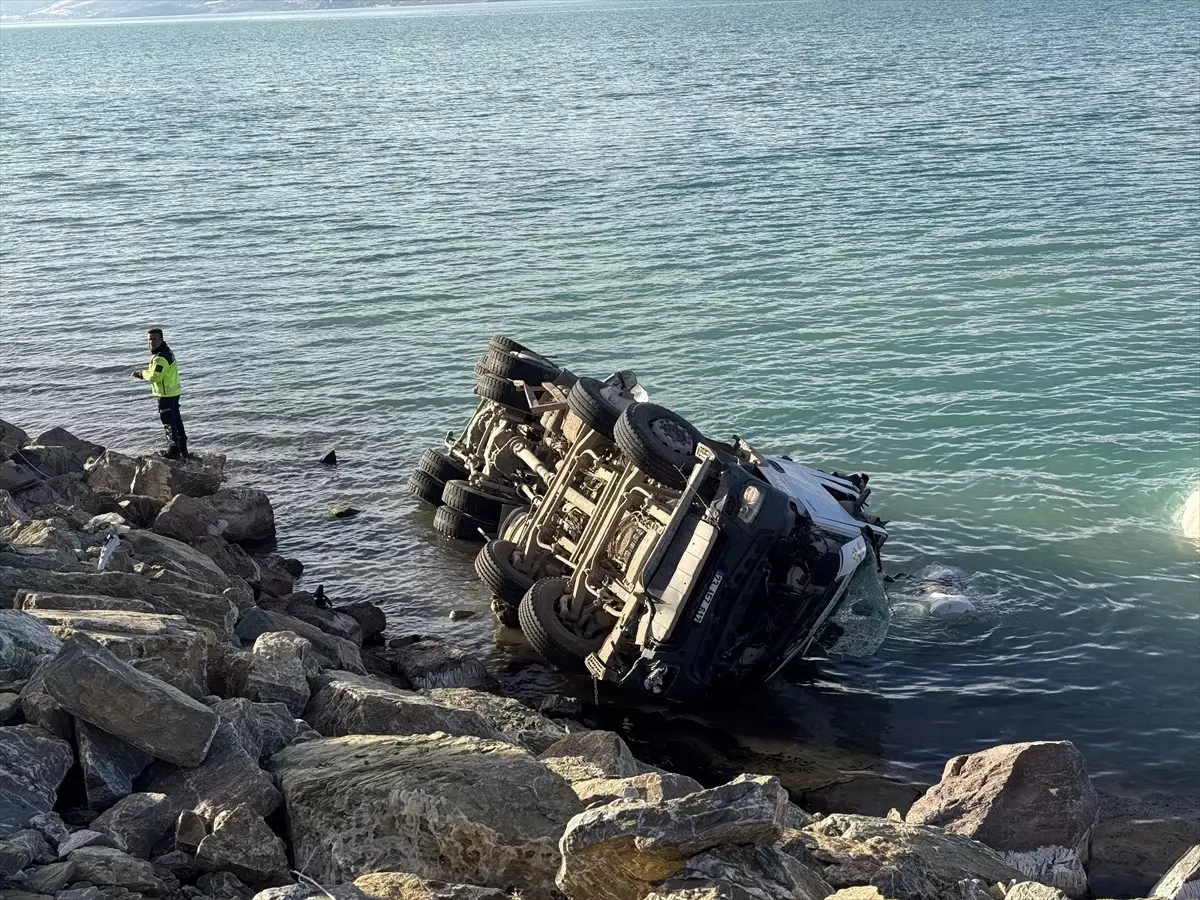 Hazar Gölü\'ne Devrilen Otomobilin Sürücüsü Yaralandı