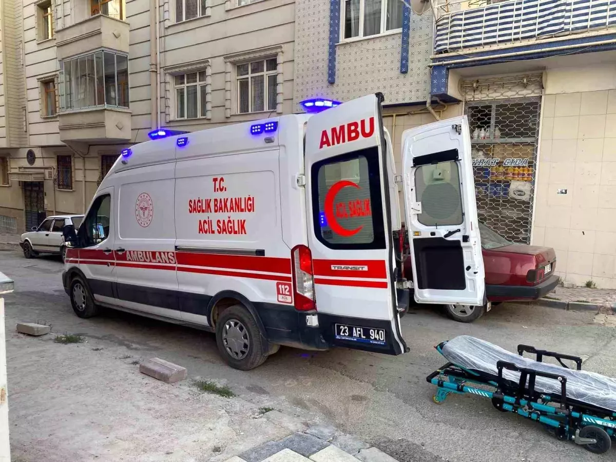 Genç kadın, çocuklarının gözü önünde boğazını kesti