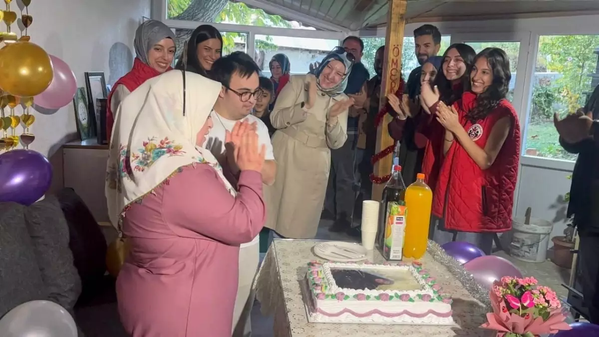Gönüllülerden Down Sendromlu Kardeşlere Sürpriz Doğum Günü