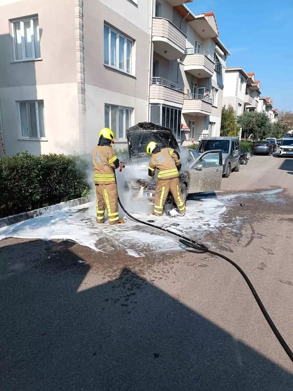 Gönen\'de Araç Yangını Kontrol Altında