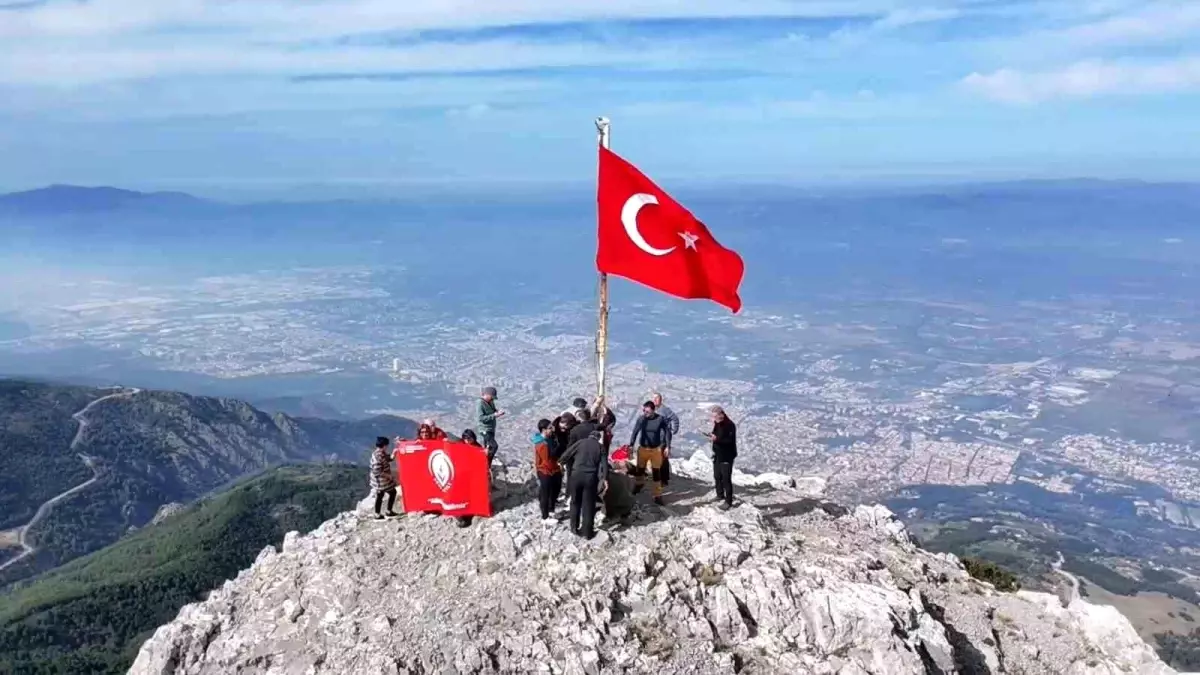 Görme Engelliler Spil Dağı\'nda Bayrak Değişimi Yaptı