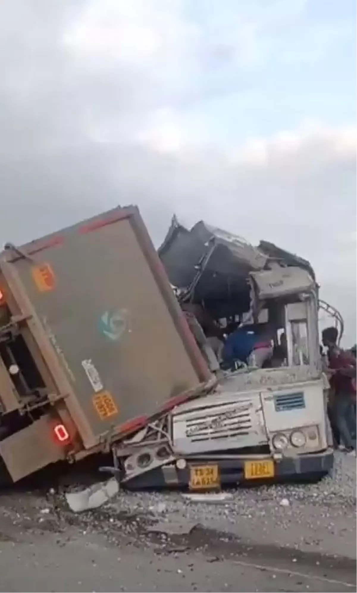 Telangana\'da Otobüs-Kamyon Çarpışması: 20 Ölü