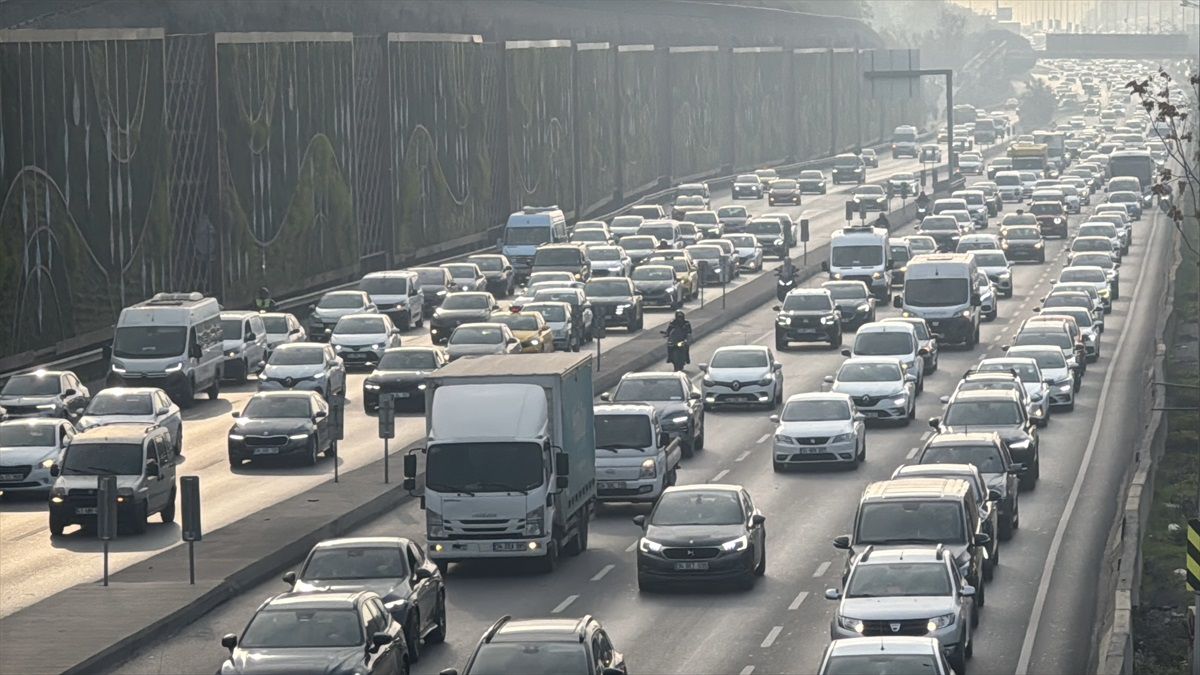 İstanbul\'da haftanın ilk iş gününde trafik yoğunluğu yaşanıyor