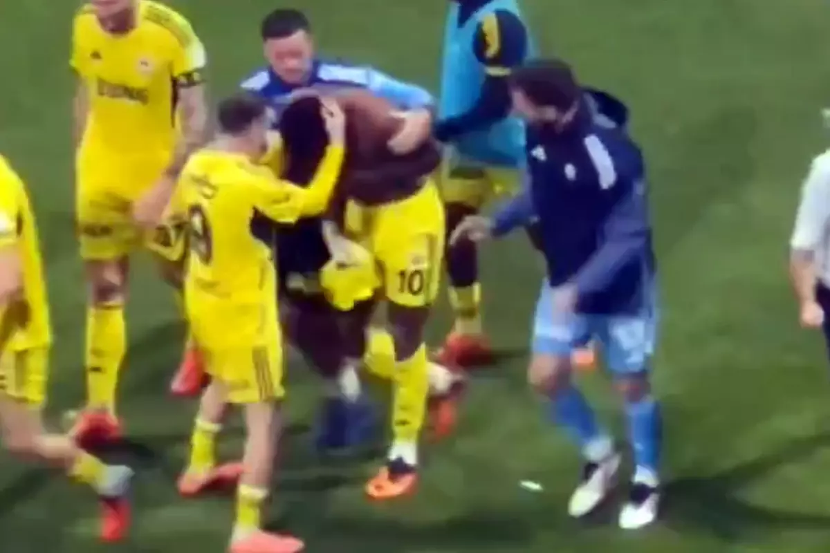 Yorumlar bomba! Kerem Aktürkoğlu Jhon Duran\'a zorla secde ettirdi 