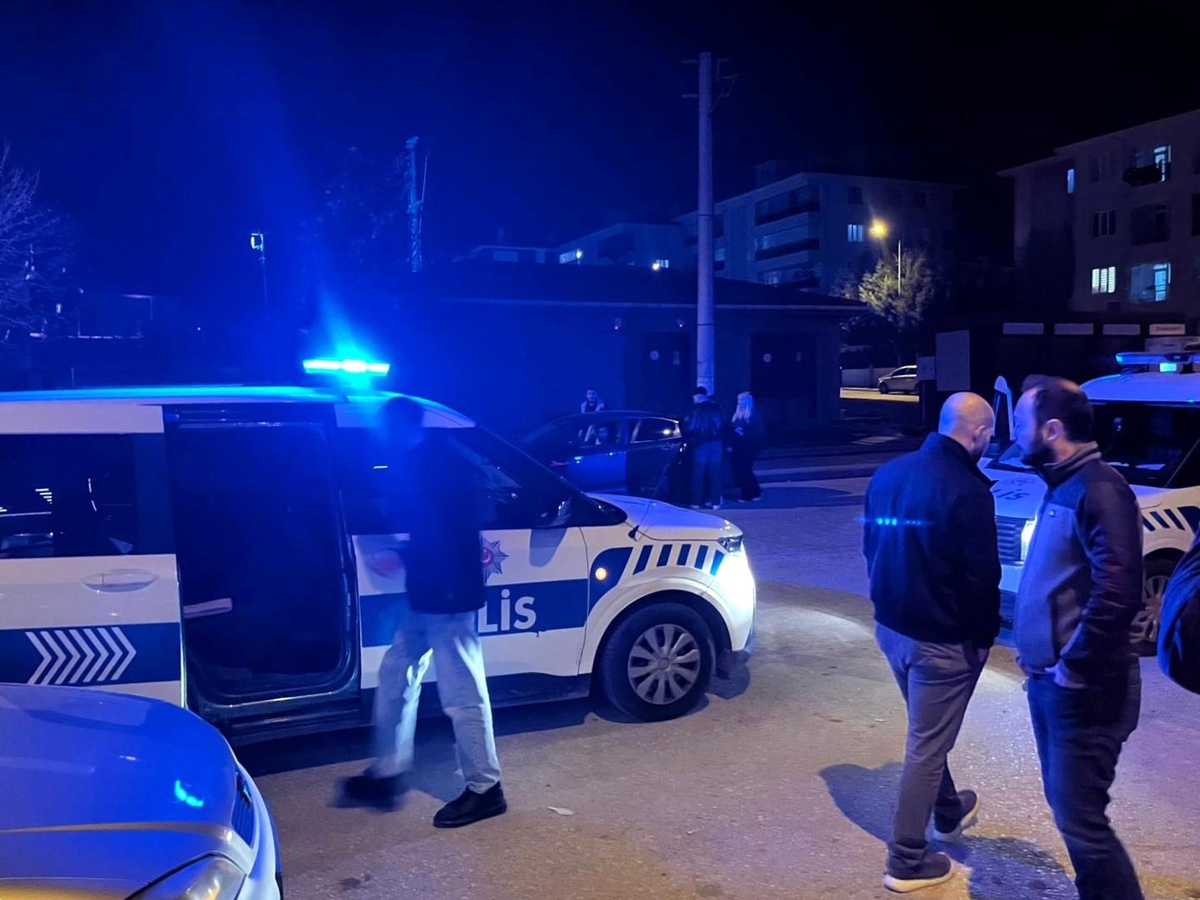 Eskişehir\'de Kız Arkadaş Kavgasında Kurusıkı Tabanca ile Ateş Açıldı