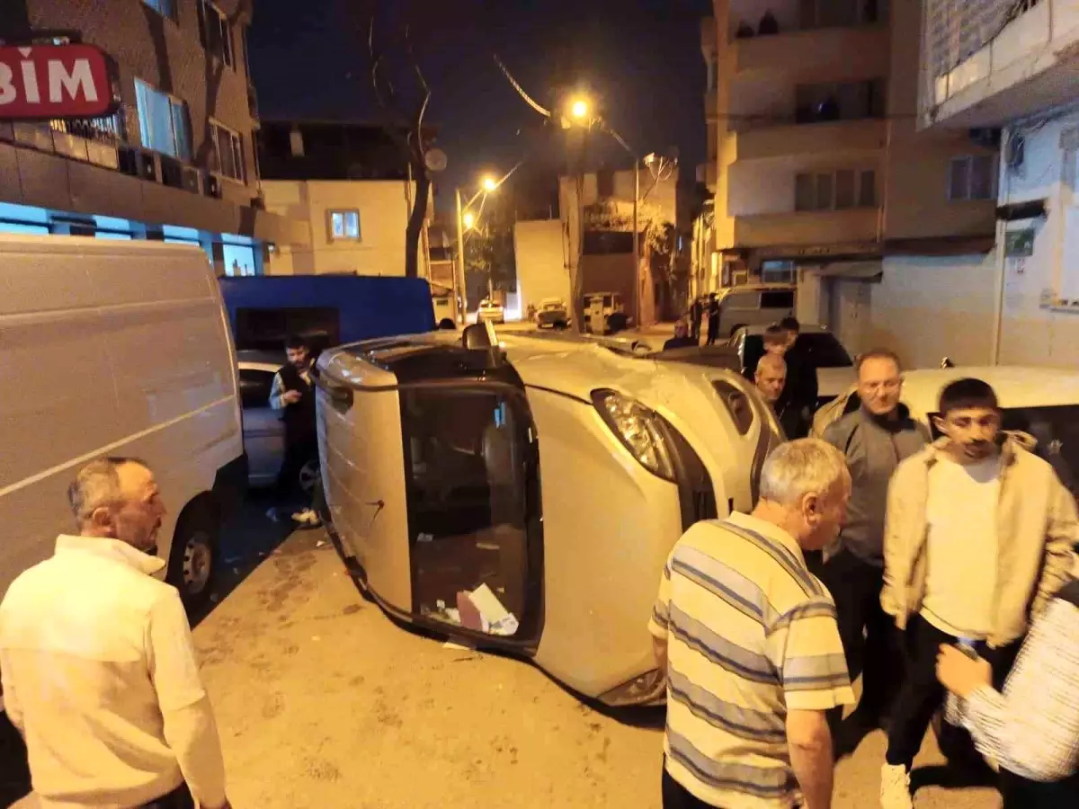 Bursa\'da Kaza: Hafif Ticari Araç Park Halindeki Araca Çarptı