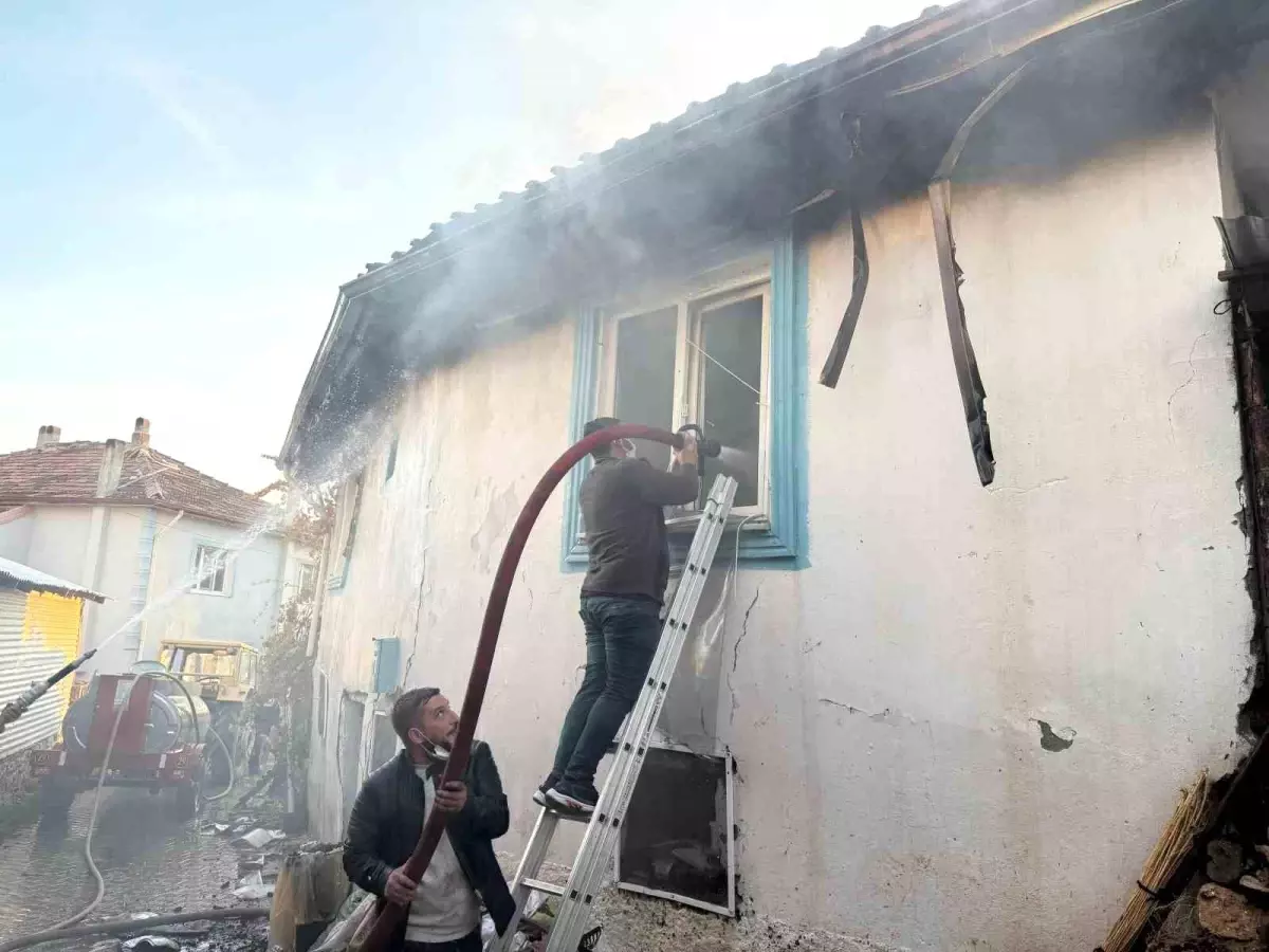 Kütahya\'da yangın: İki ev ve bir ahır kullanılamaz hale geldi