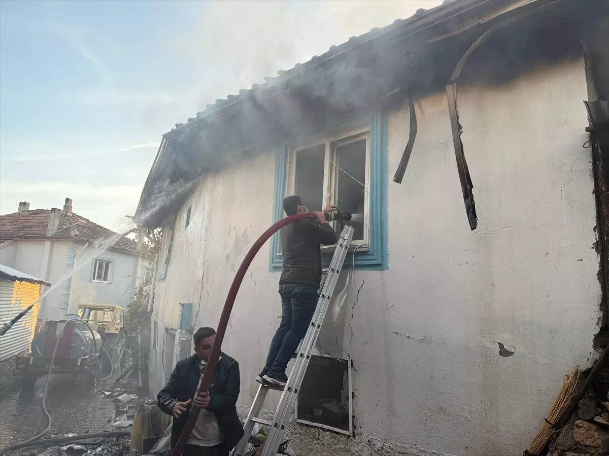 Kütahya\'da Yangın: 2 Ev ve 1 Ahır Yandı