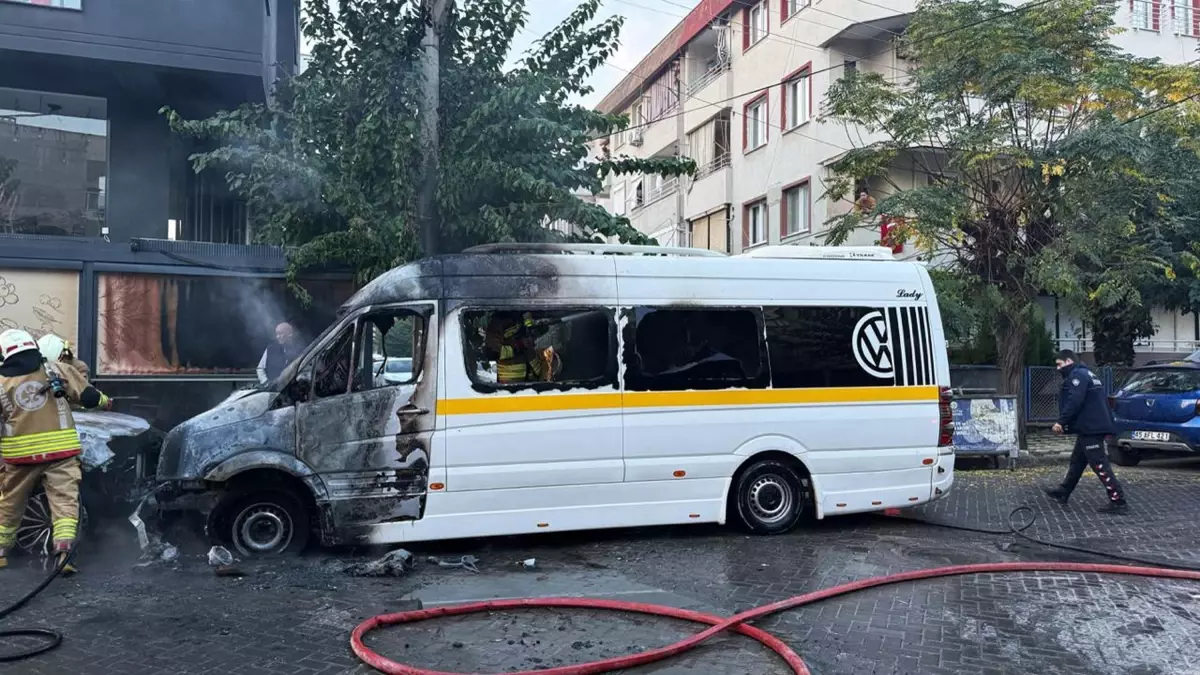 Turgutlu\'da Öğrenci Taşıyan Minibüs Yangın Çıkardı