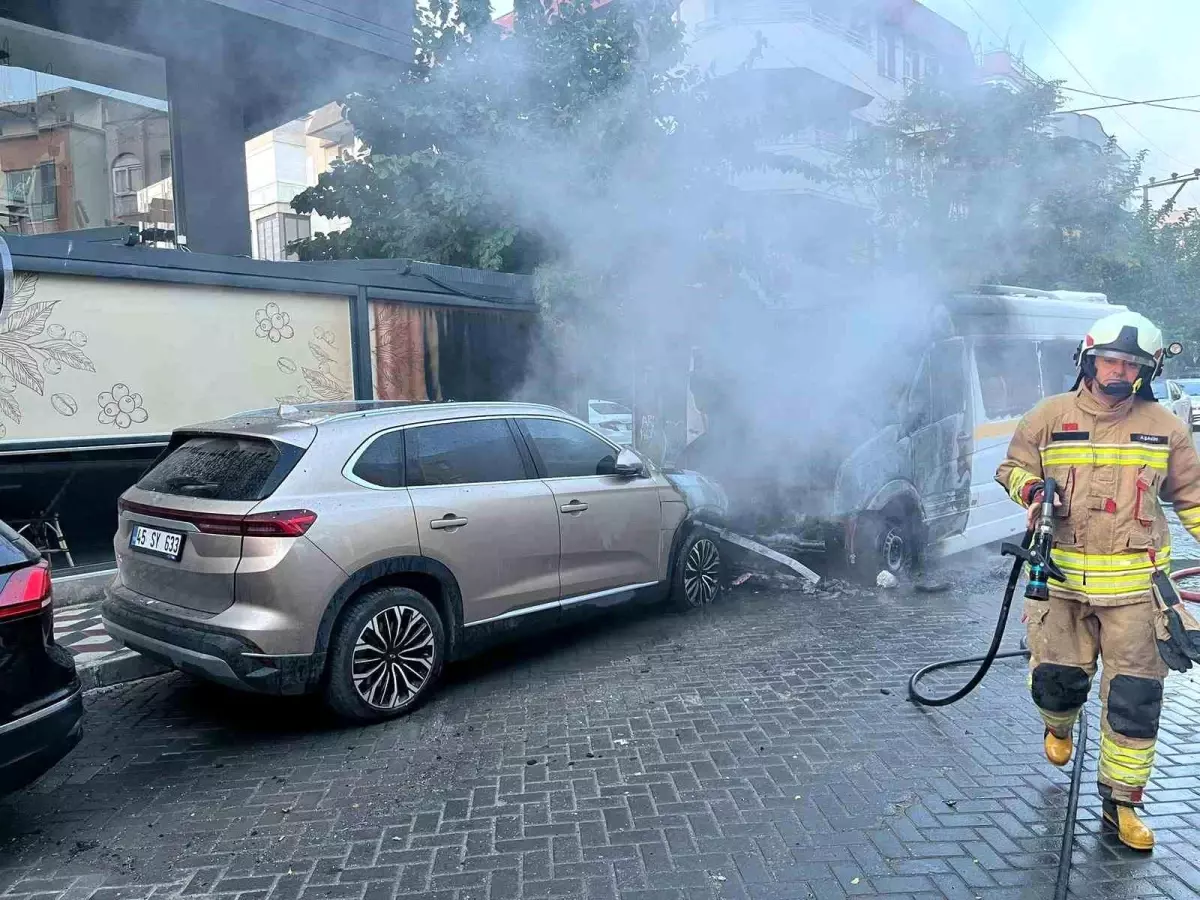 Turgutlu\'da öğrenci servisinde yangın paniği