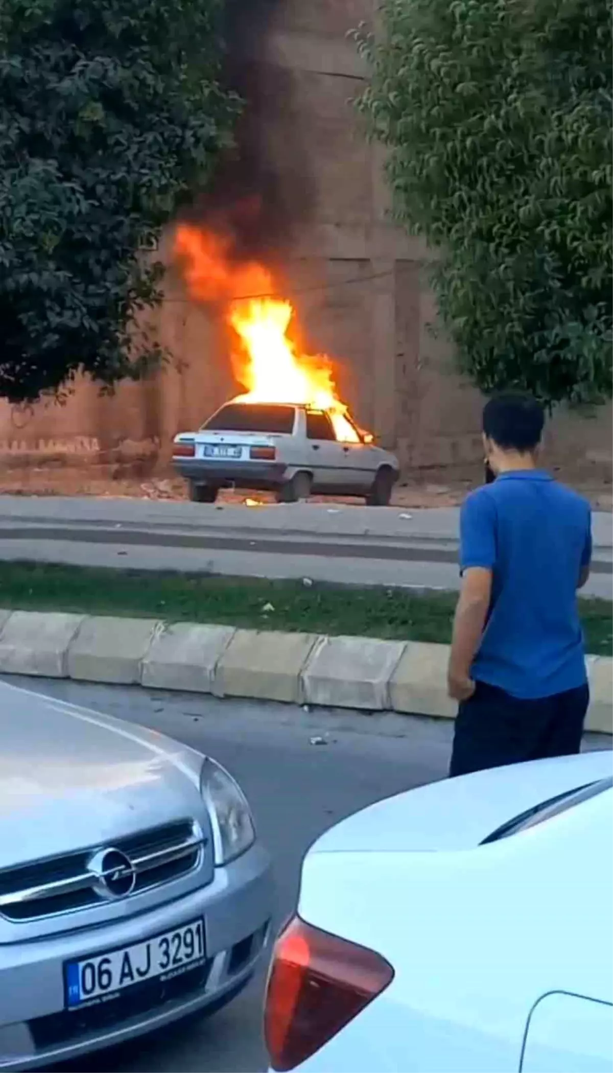 Şanlıurfa\'da Park Halindeki Araç Yandı