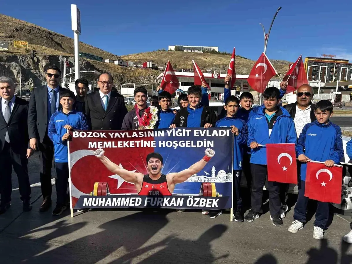 Yozgat\'ta Şampiyon Halterciye Coşkulu Karşılama