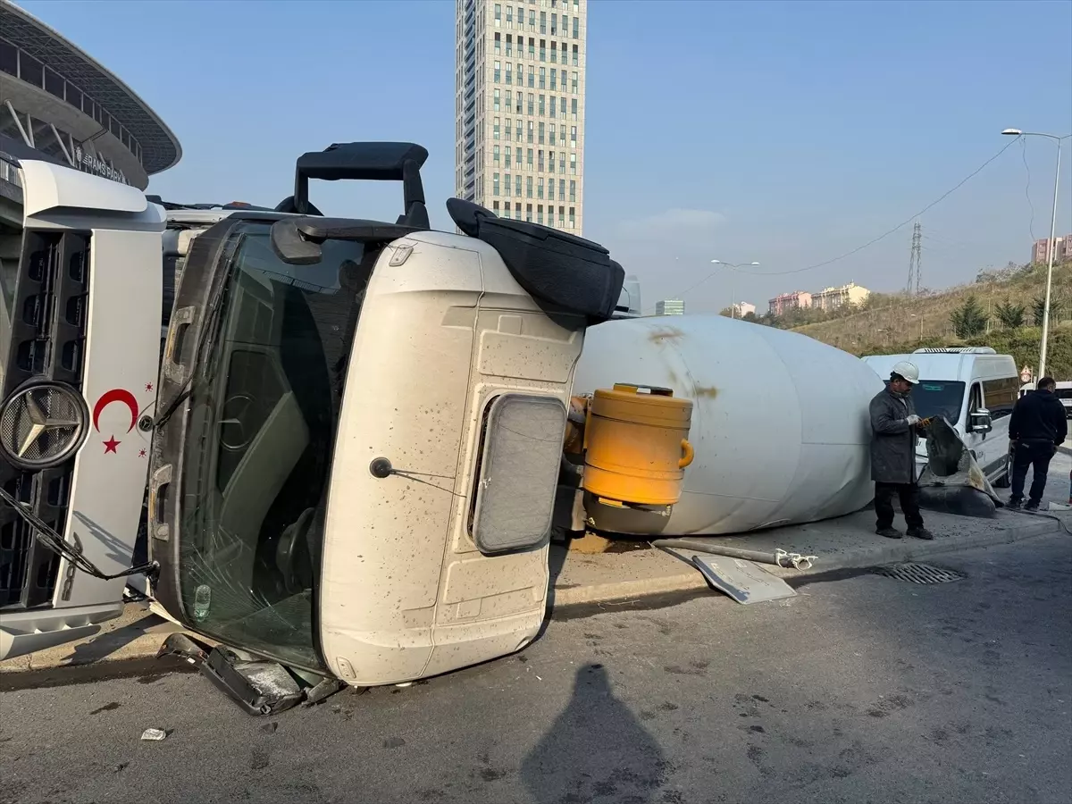Sarıyer\'de Beton Mikseri Devrildi