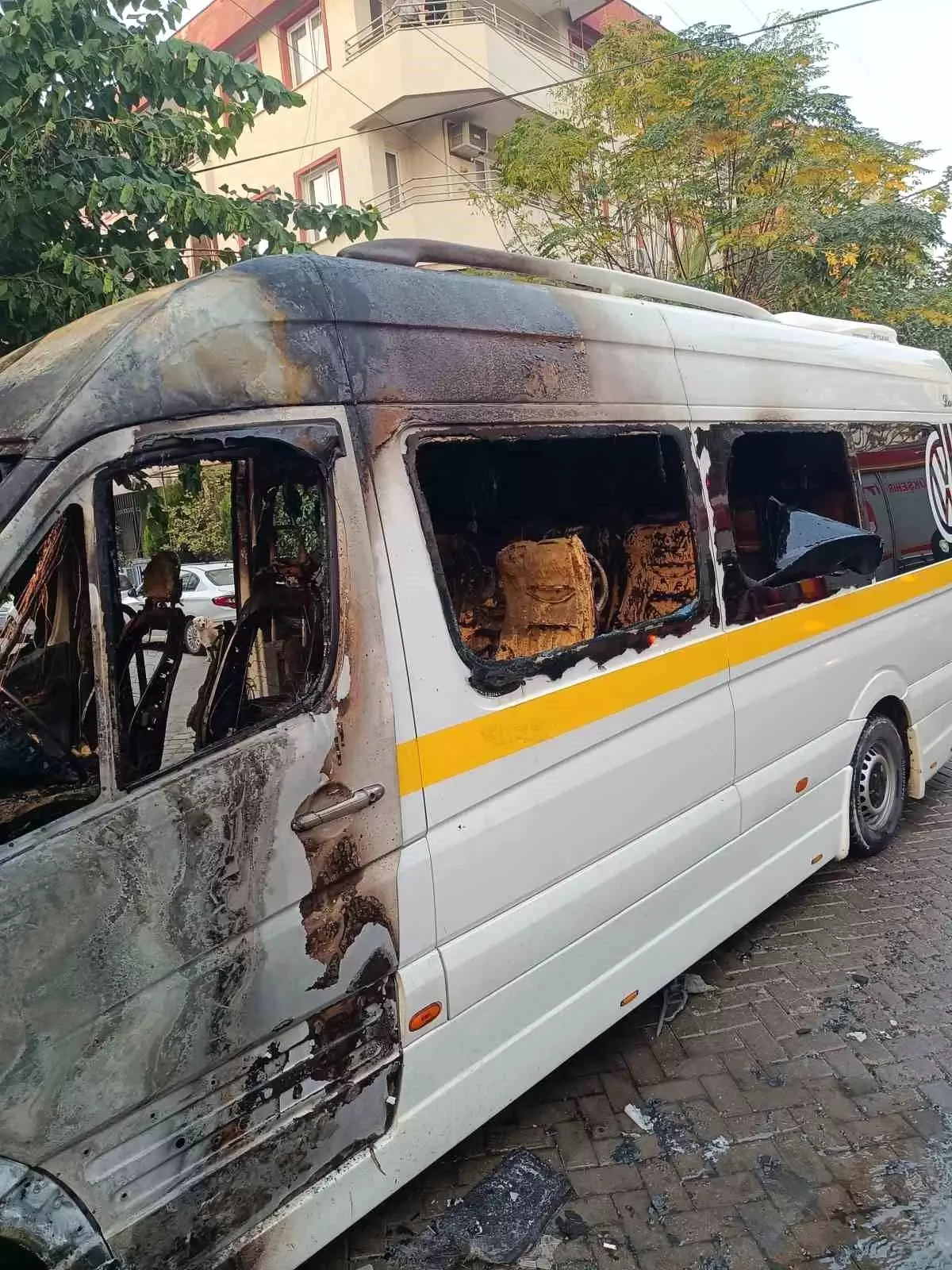 Turgutlu\'da Servis Yangınında 13 Öğrenci Kurtarıldı