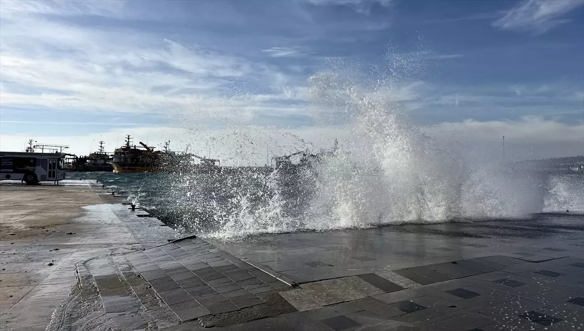 Sinop\'ta Fırtına ve Yüksek Dalgalar