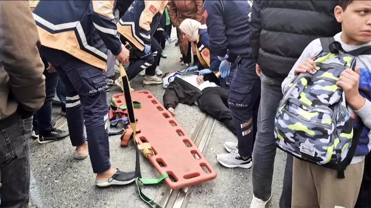 Motosiklet ile otomobil çarpıştı, tramvay seferleri durdu