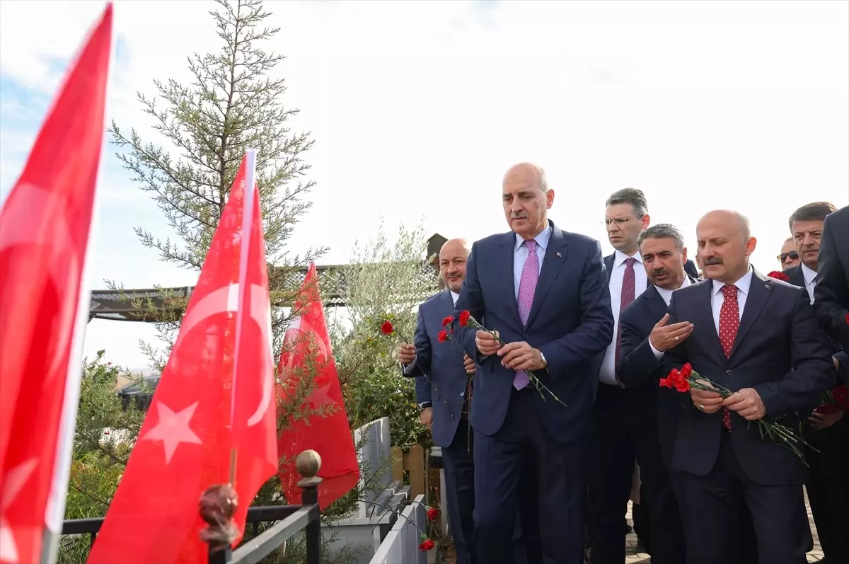 TBMM Başkanı Kurtulmuş, Adıyaman\'da Deprem Şehitleri Mezarlığı\'nı ziyaret etti