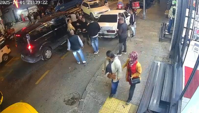 Trafikte kavga eden fenomen kurşunların hedefi oldu Trafikte kavga eden fenomen kurşunların hedefi oldu