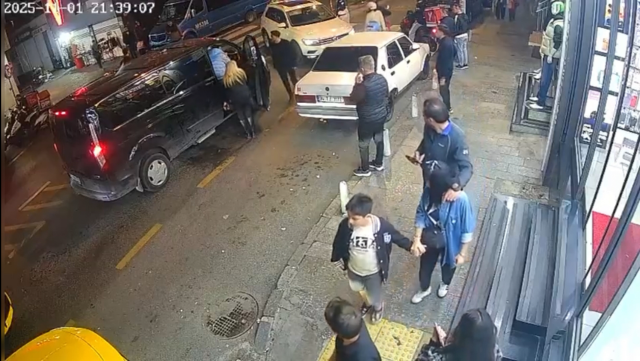 Trafikte kavga eden fenomen kurşunların hedefi oldu Trafikte kavga eden fenomen kurşunların hedefi oldu