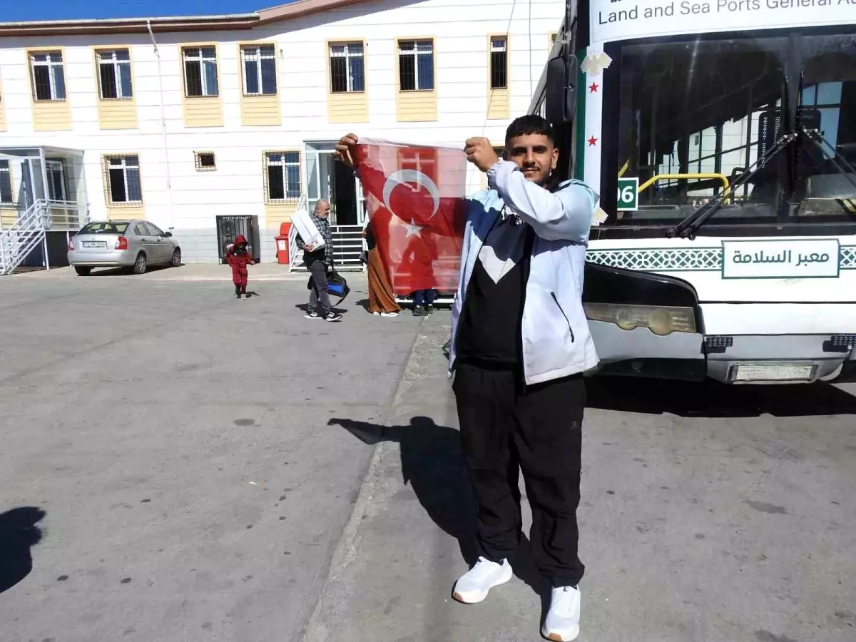 Suriyeli Geri Dönüşte Türk Bayrağını Öptü