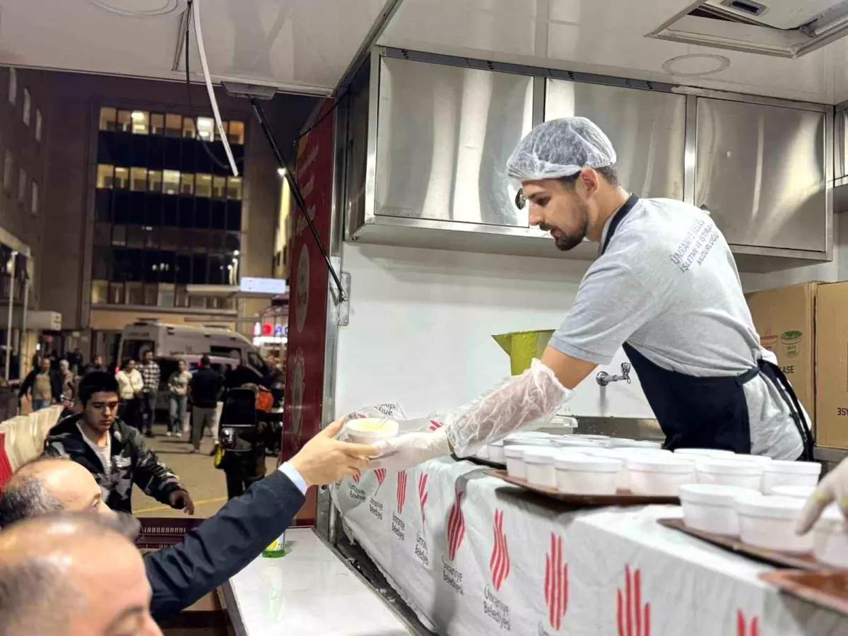 Ümraniye Belediyesi\'nden Kış Aylarında Sıcak Çorba İkramı