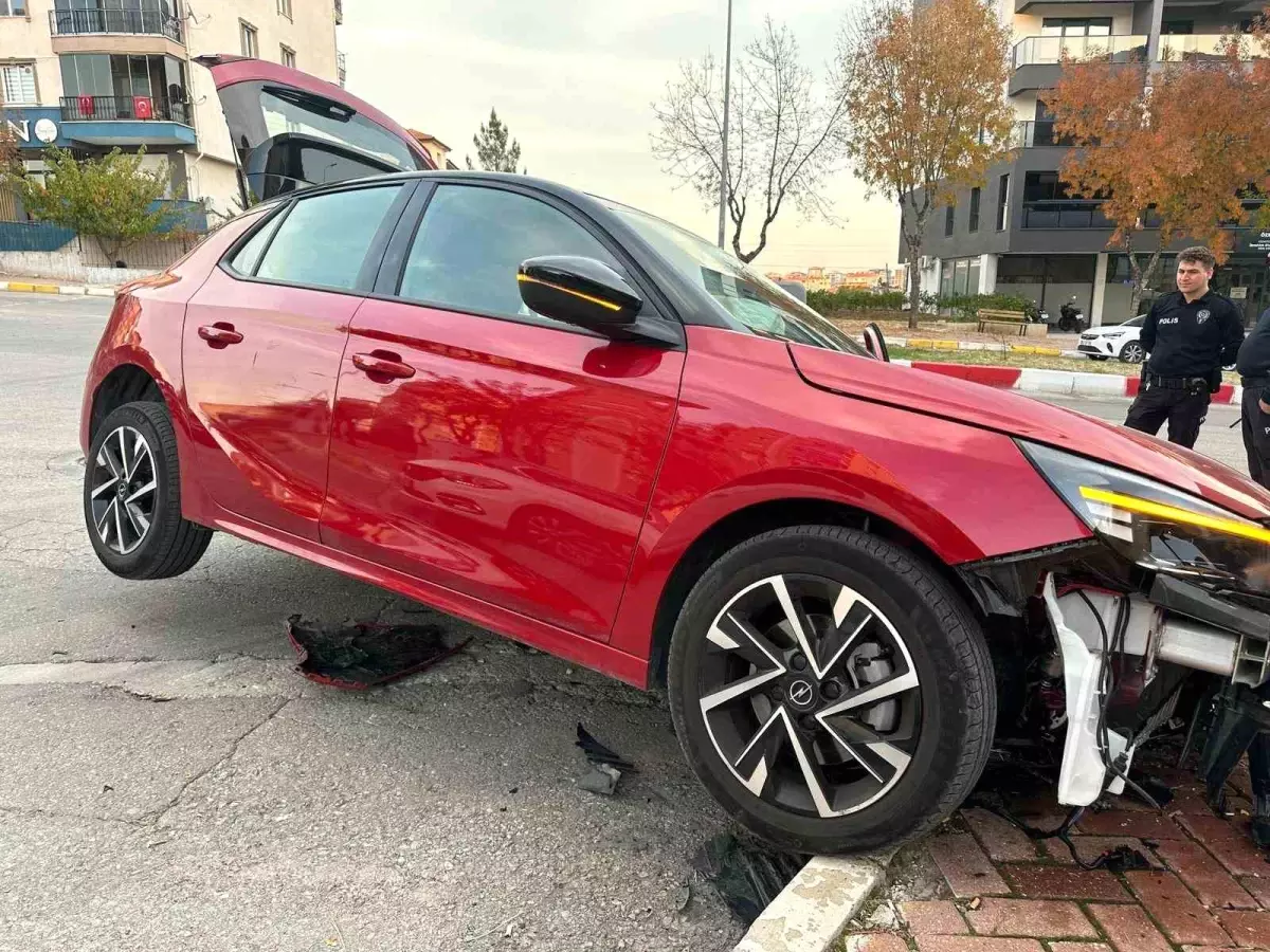 Uşak\'ta Trafik Kazası: 2 Yaralı